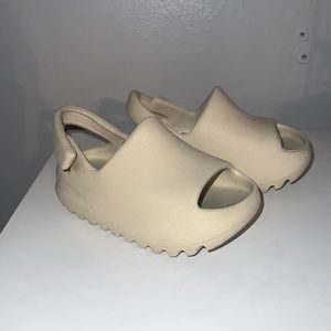 Toddler Yeezy bone slides size 7